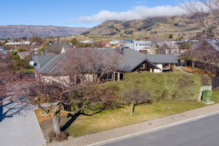 Photo of property in 92 Meadowstone Drive, Wanaka, 9305