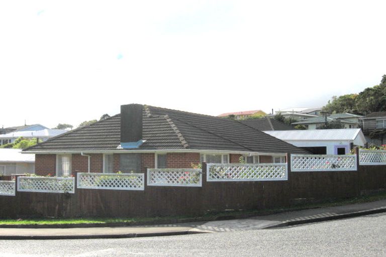 Photo of property in 82 Kenmore Street, Newlands, Wellington, 6037