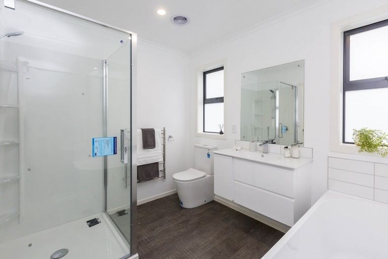 Photo of property in 8 Passchendaele Grove, Trentham, Upper Hutt, 5018