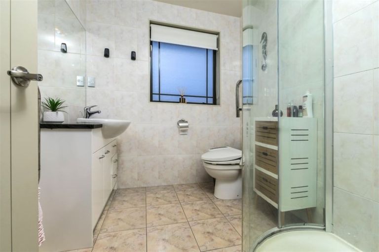 Photo of property in 33 Sapperton Drive, Henderson, Auckland, 0612