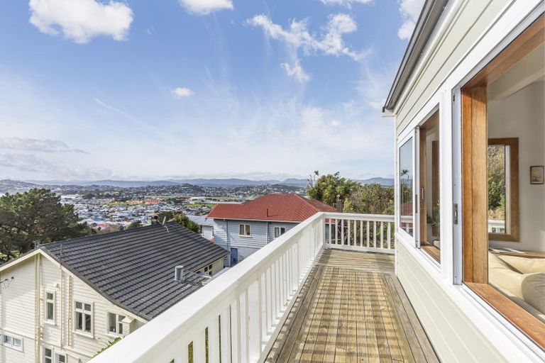 Photo of property in 118 Sutherland Road, Melrose, Wellington, 6023