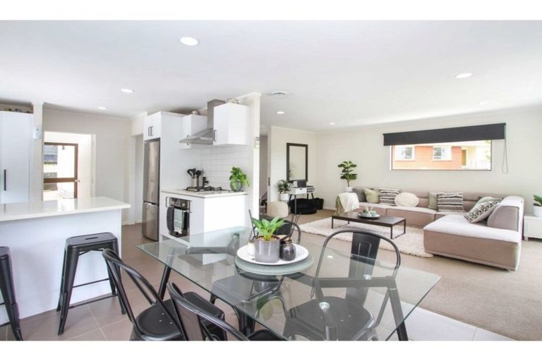 Photo of property in 1/27 Sovereign Place, Glenfield, Auckland, 0629