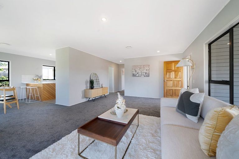 Photo of property in 10 Claverdon Drive, Massey, Auckland, 0614