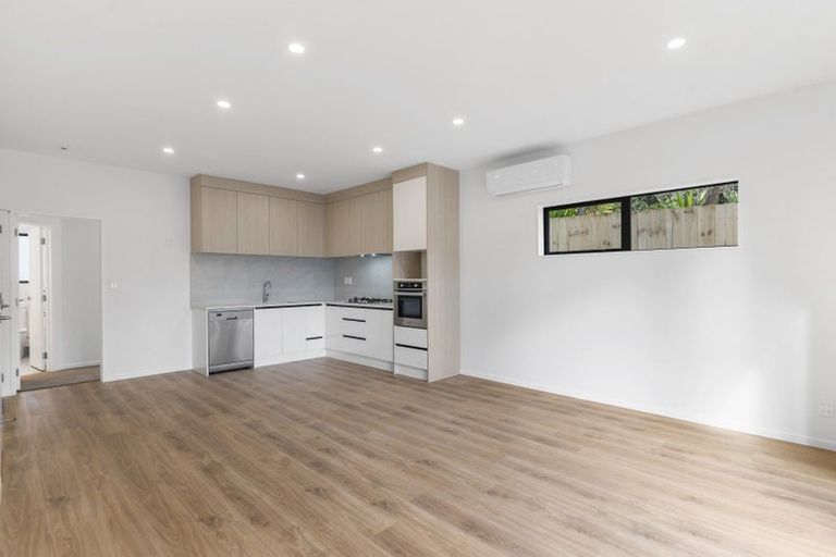 Photo of property in 8a Tahinga Street, Northcote, Auckland, 0627