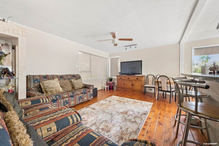 Photo of property in 78 Reynella Drive, Massey, Auckland, 0614