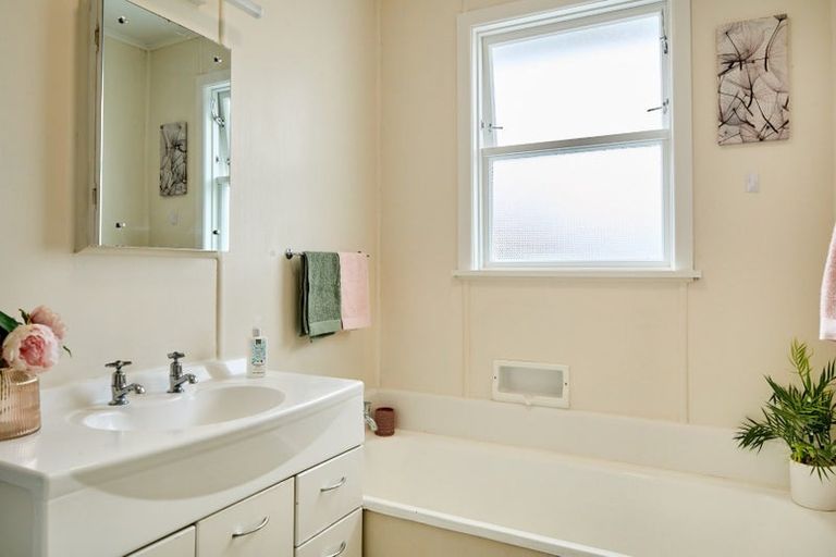 Photo of property in 30 Mana View Road, Paremata, Porirua, 5026