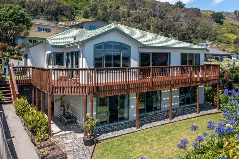 Photo of property in 56 Kakariki Grove, Waikanae, 5036