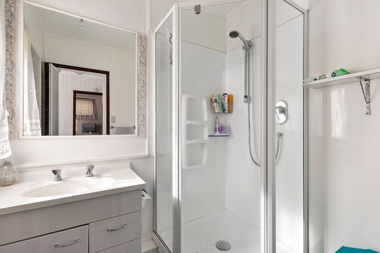 Photo of property in 2/58 Pupuke Road, Hillcrest, Auckland, 0627