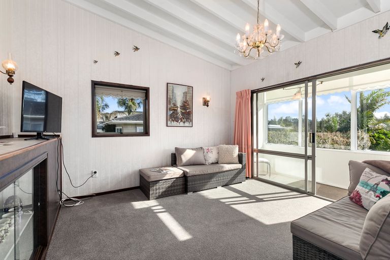 Photo of property in 2/58 Pupuke Road, Hillcrest, Auckland, 0627