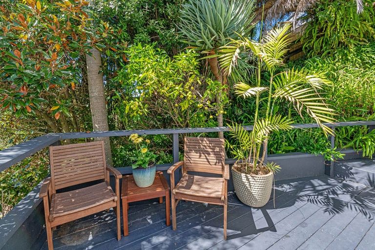 Photo of property in 2/8 Heatherleigh Rise, Northcross, Auckland, 0632