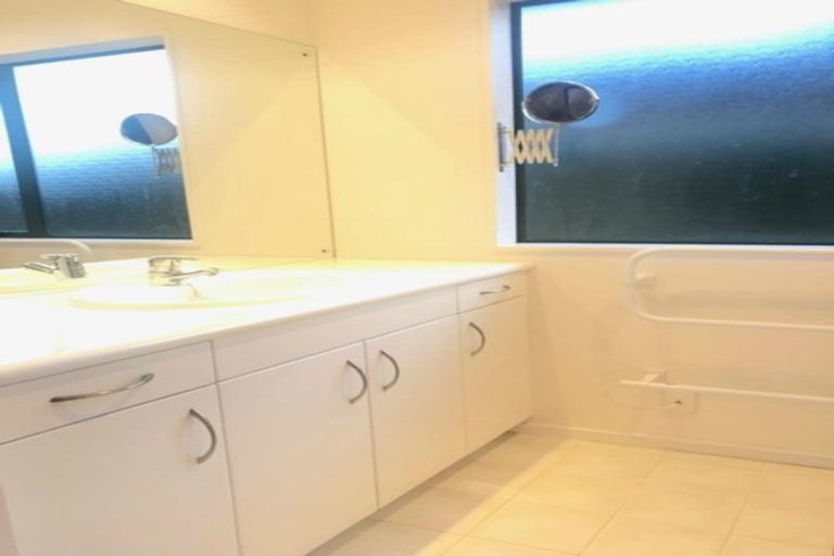 Photo of property in 3 John Brooke Crescent, East Tamaki Heights, Auckland, 2016