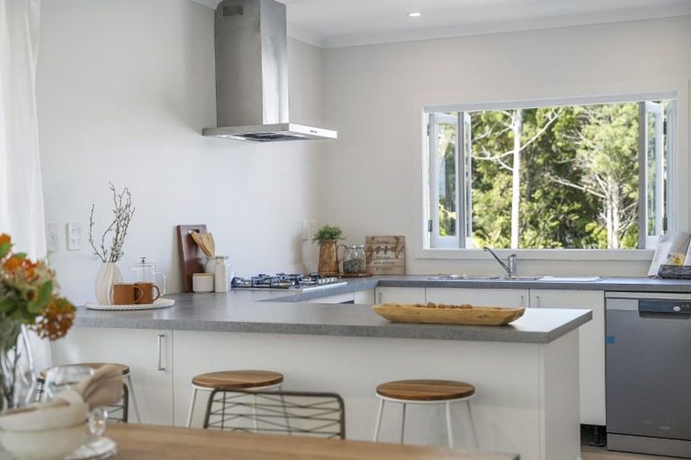 Photo of property in 10 Windy Ridge Road, Glenfield, Auckland, 0629