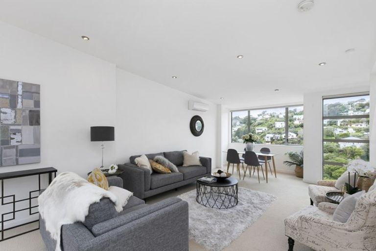 Photo of property in 32 Tiketike Way, Brooklyn, Wellington, 6021