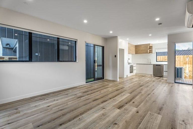 Photo of property in 98e Royal Road, Massey, Auckland, 0614