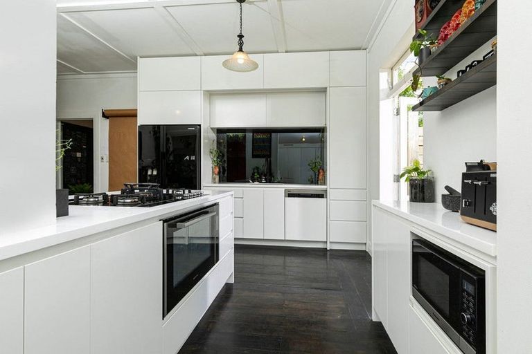 Photo of property in 5 Don Buck Road, Henderson, Auckland, 0614