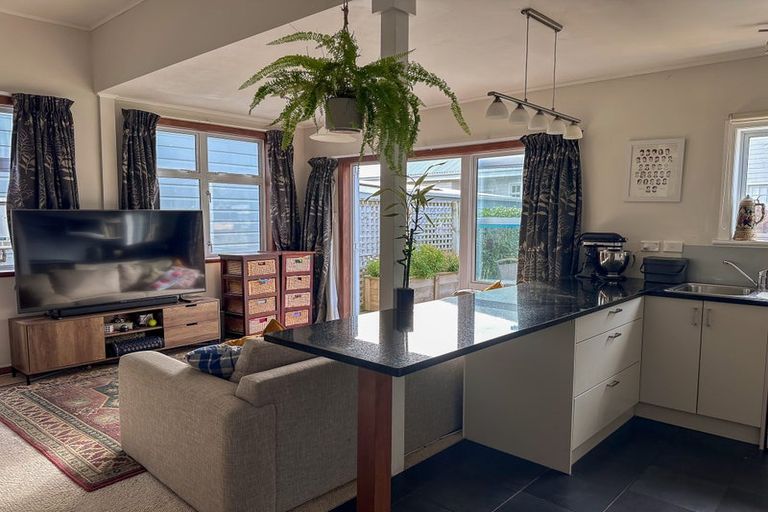 Photo of property in 121 Onepu Road, Lyall Bay, Wellington, 6022