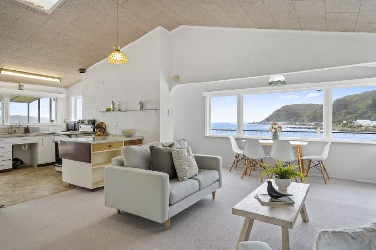 Photo of property in 77 Breaker Bay Road, Breaker Bay, Wellington, 6022