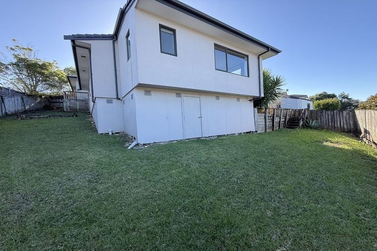 Photo of property in 11 Trotting Terrace, Fairview Heights, Auckland, 0632