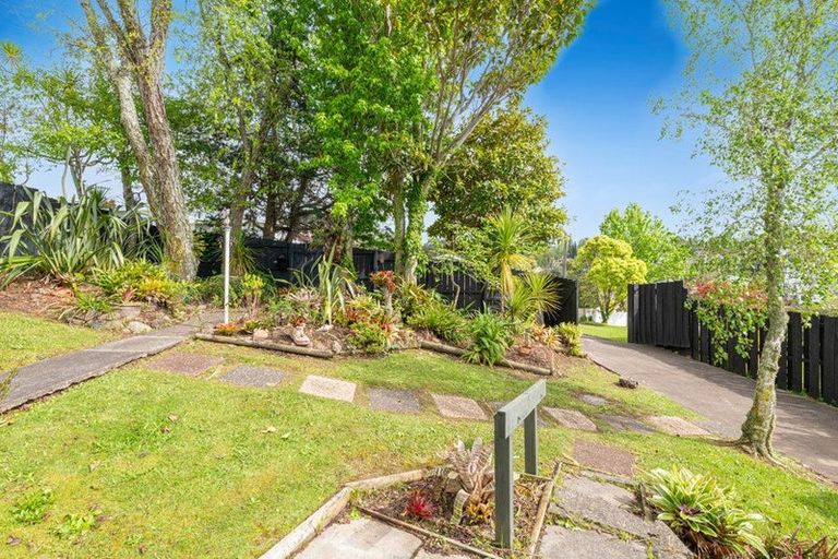 Photo of property in 1 Wanita Place, Totara Vale, Auckland, 0629
