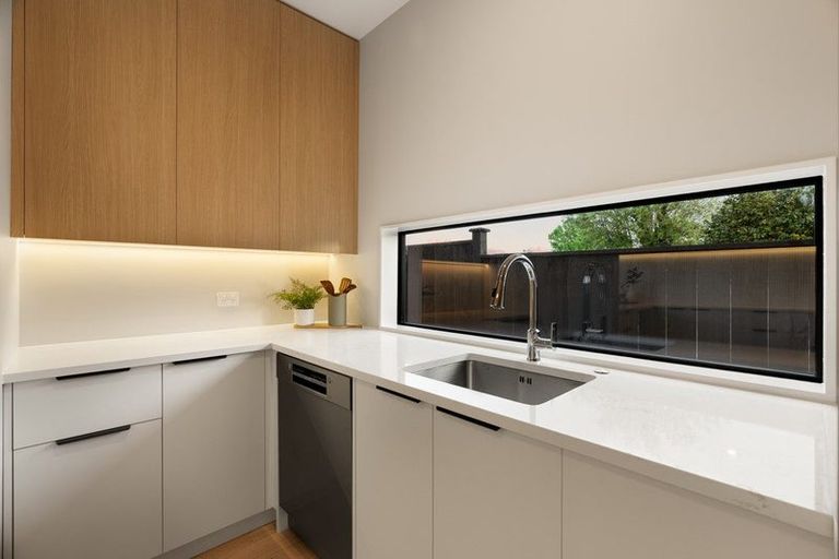 Photo of property in 8a Catalina Crescent, Forrest Hill, Auckland, 0620