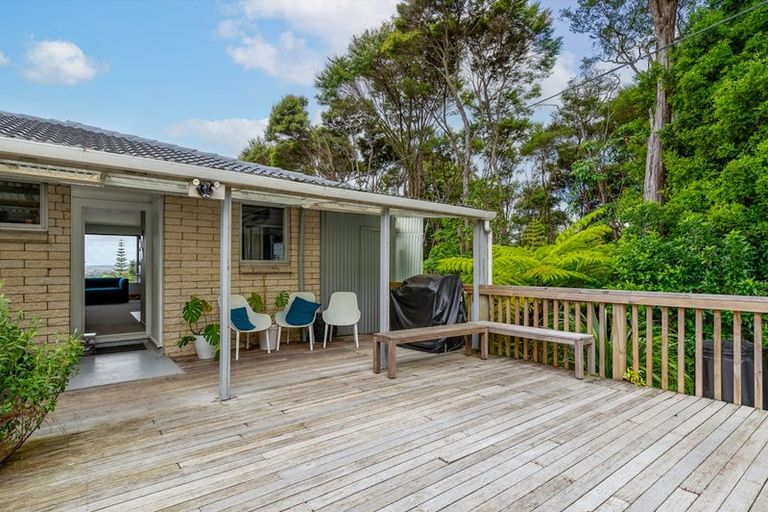 Photo of property in 52 Staincross Street, Green Bay, Auckland, 0604