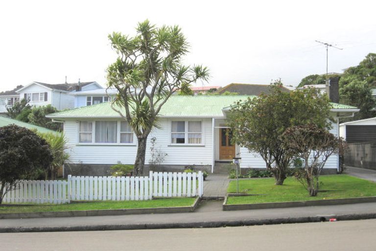 Photo of property in 86 Kenmore Street, Newlands, Wellington, 6037