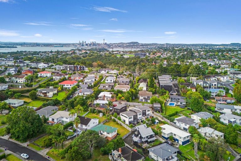 Photo of property in 2/15 Tilden Avenue, Hillcrest, Auckland, 0627
