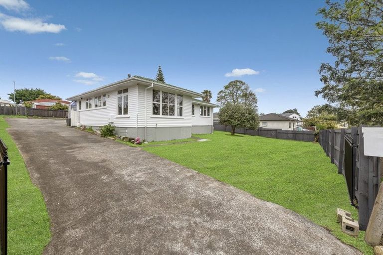 Photo of property in 56 Kemble Close, Mangere, Auckland, 2022