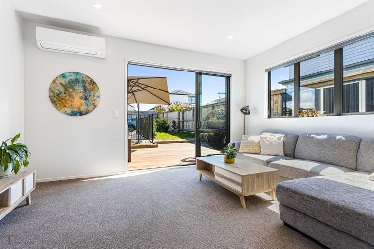 Photo of property in 15 Pakoro Close, Hobsonville, Auckland, 0618