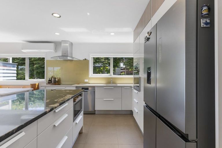 Photo of property in 2/46 Sunset Road, Unsworth Heights, Auckland, 0632