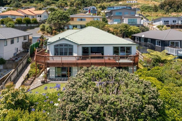 Photo of property in 56 Kakariki Grove, Waikanae, 5036