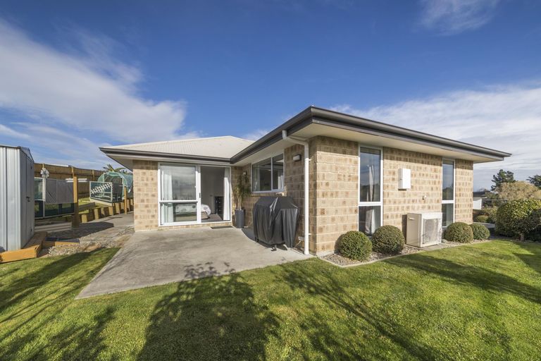 Photo of property in 28 Galea Grove, Kelvin Grove, Palmerston North, 4414