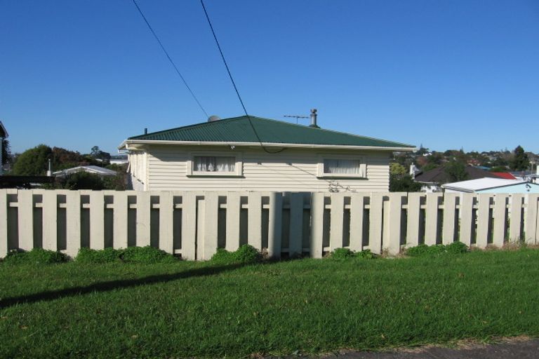 Photo of property in 15 Tiroroa Avenue, Te Atatu South, Auckland, 0610