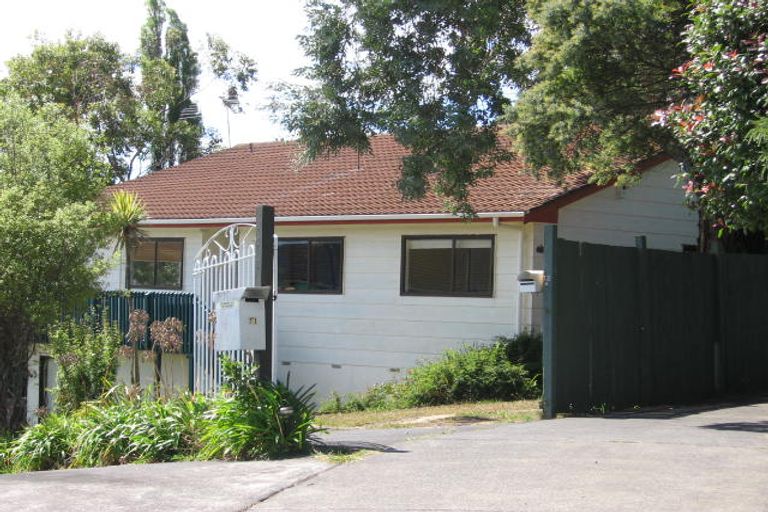 Photo of property in 2/13 Dianthus Place, Browns Bay, Auckland, 0630