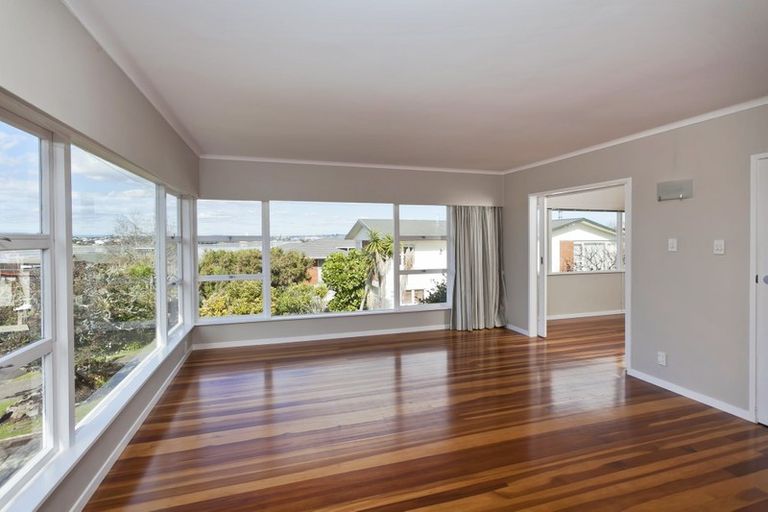 Photo of property in 27 Mcbreen Avenue, Northcote, Auckland, 0627