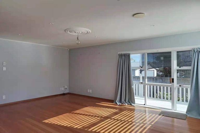 Photo of property in 4 Springbank Lane, Te Atatu Peninsula, Auckland, 0610