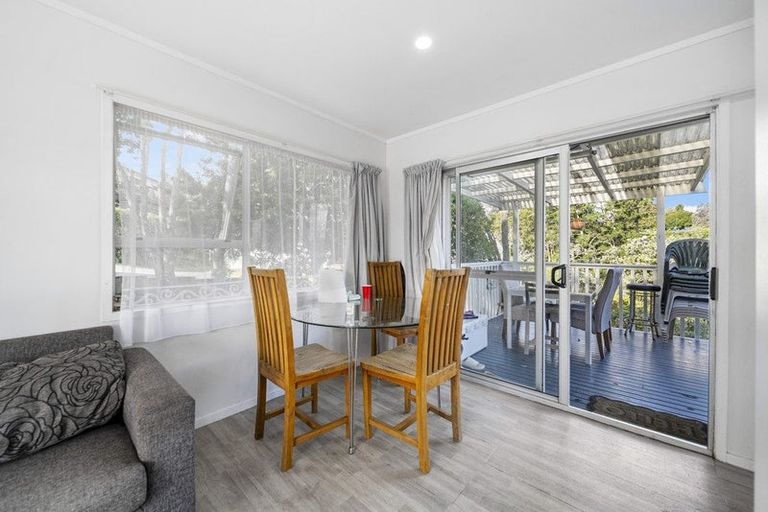 Photo of property in 27 Cedar Heights Avenue, Massey, Auckland, 0614