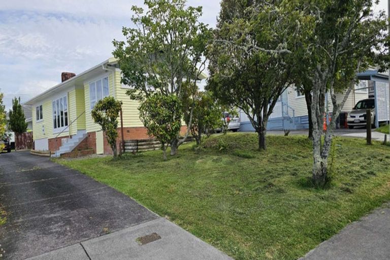Photo of property in 3 Marlene Avenue, Te Atatu South, Auckland, 0610