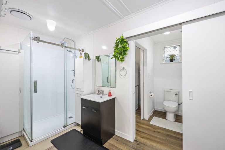 Photo of property in 2/176 Henderson Valley Road, Henderson, Auckland, 0612