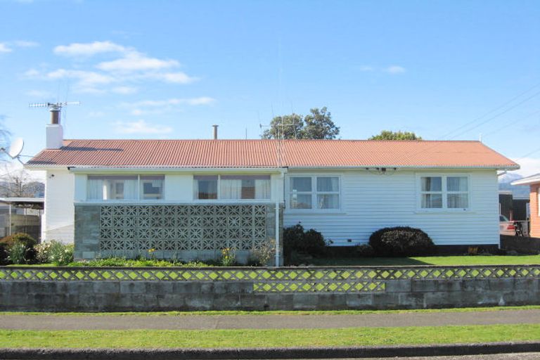 Photo of property in 6 Freyberg Street, Levin, 5510