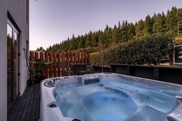 Photo of property in 8 Edgewood Place, Wanaka, 9305