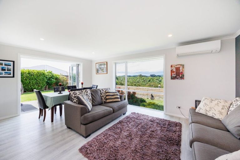 Photo of property in 132 Johnstone Drive, Fitzherbert, Palmerston North, 4410