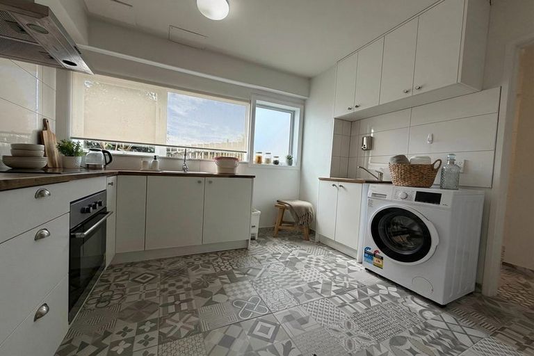 Photo of property in 23 Chivalry Road, Glenfield, Auckland, 0629