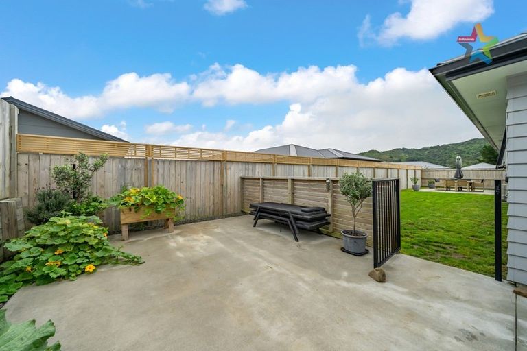 Photo of property in 6 Jack Vaughan Grove, Wainuiomata, Lower Hutt, 5014