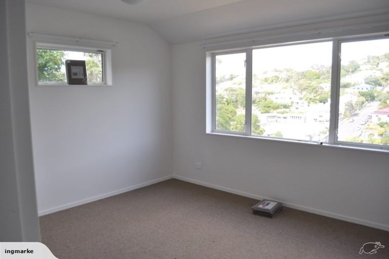 Photo of property in 8 Kopiko Way, Brooklyn, Wellington, 6021