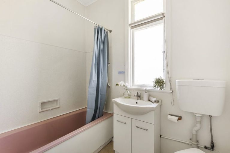 Photo of property in 100 Yule Street, Lyall Bay, Wellington, 6022