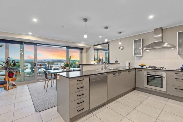 Photo of property in 72 Devonport Road, Tauranga, 3110