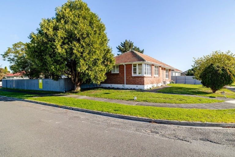 Photo of property in 27 Crewe Crescent, Hokowhitu, Palmerston North, 4410