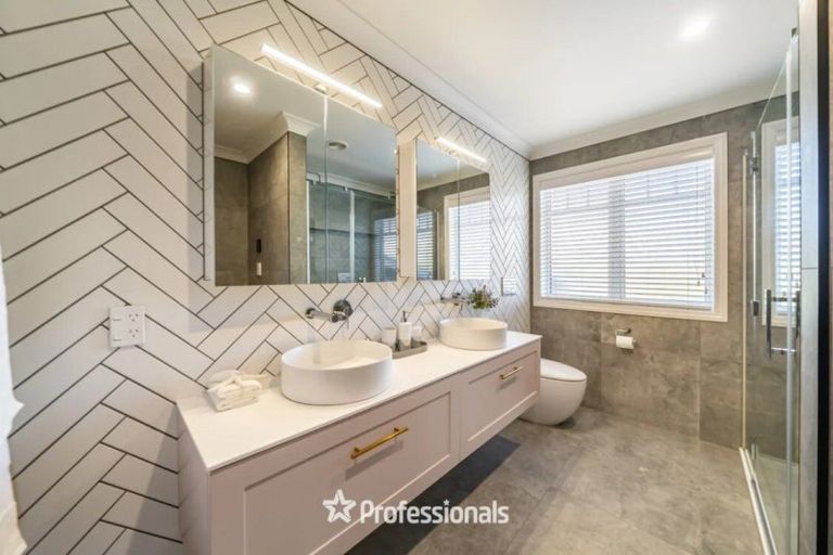 Photo of property in 14 Ronald Scott Grove, Riverstone Terraces, Upper Hutt, 5018