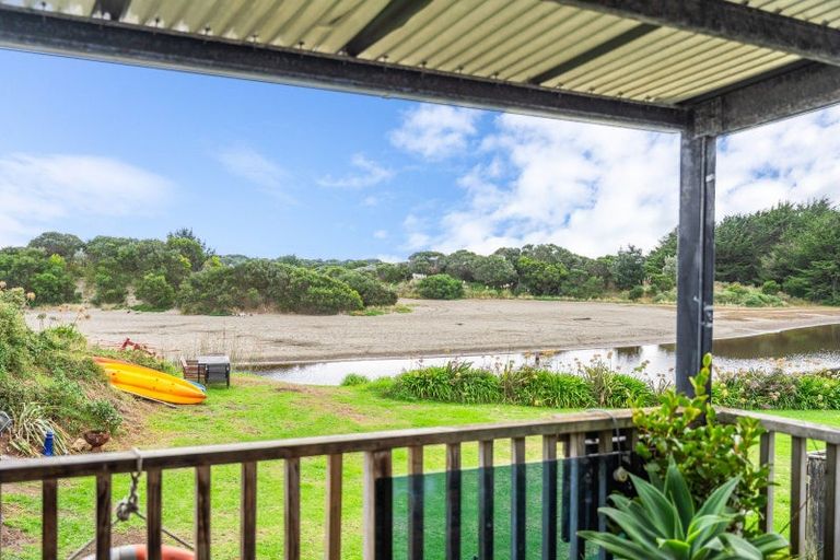 Photo of property in 21 Manga-pirau Street, Waikawa Beach, Manakau, 5573
